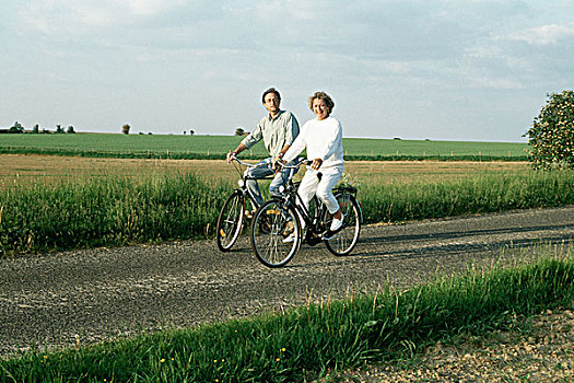 情侣,骑,自行车,乡村,看镜头,微笑