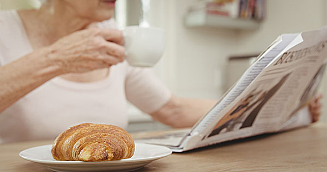 老年,女人,喝咖啡,读报