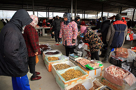 山东省日照市,年货大集乡村美食琳琅满目,春节临近年味儿浓