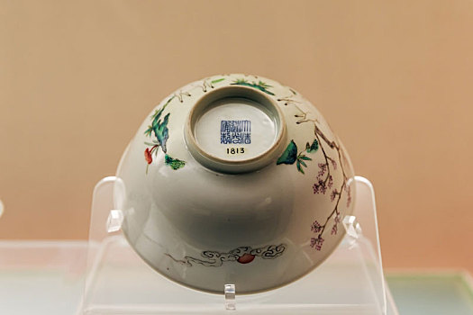 上海博物馆藏清道光景德镇窑粉彩三羊图碗