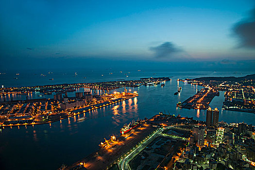 台湾高雄市85大楼上眺望高雄港与高雄市区之夜