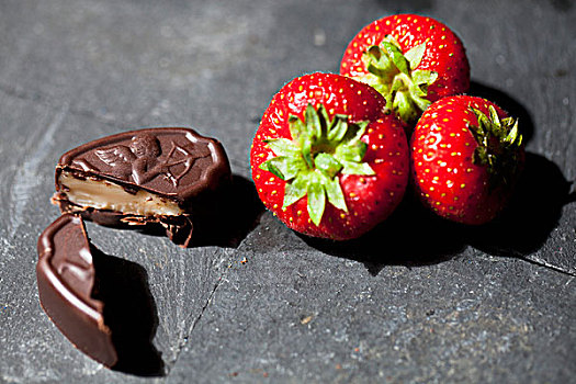 巧克力饼干,草莓
