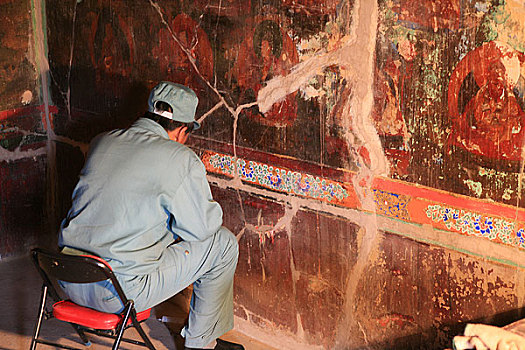 西藏拉萨布达拉宫里面的墙上的壁画正进行壁画修复