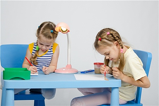 两个女孩,绘画,桌子,颜料,铅笔