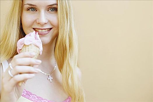 肖像,年轻,女人,拿着,冰淇淋蛋卷