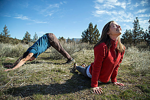 情侣,实践,瑜珈,史密斯岩石州立公园,俄勒冈