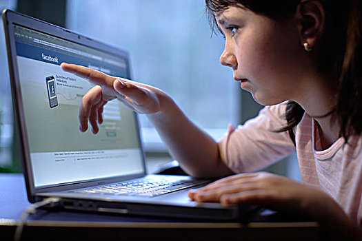 女孩,10岁,笔记本电脑