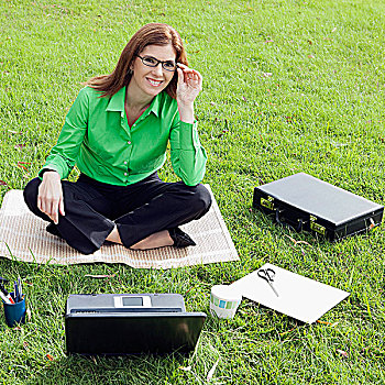职业女性,笔记本电脑,办公用品,草地