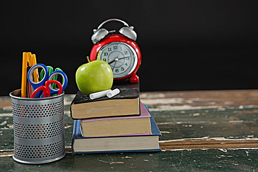 闹钟,苹果,粉笔,一堆,书本,笔,固定器具,特写