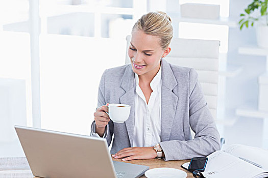 职业女性,喝咖啡,后面,电脑,办公室
