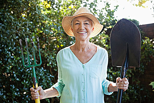 头像,微笑,老年,女人,拿着,园艺叉,铲,后院