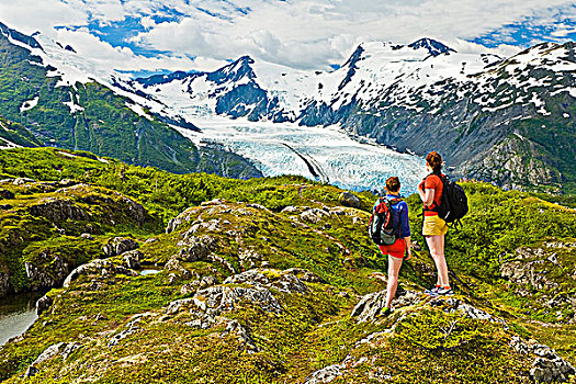 两个女人,远足,波蒂奇,冰河,楚加奇国家森林,阿拉斯加,夏天