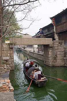 浙江绍兴安昌古镇桥,乌蓬船
