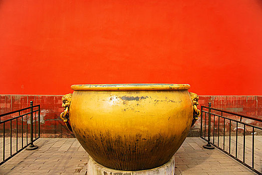 北京故宫内的铜缸