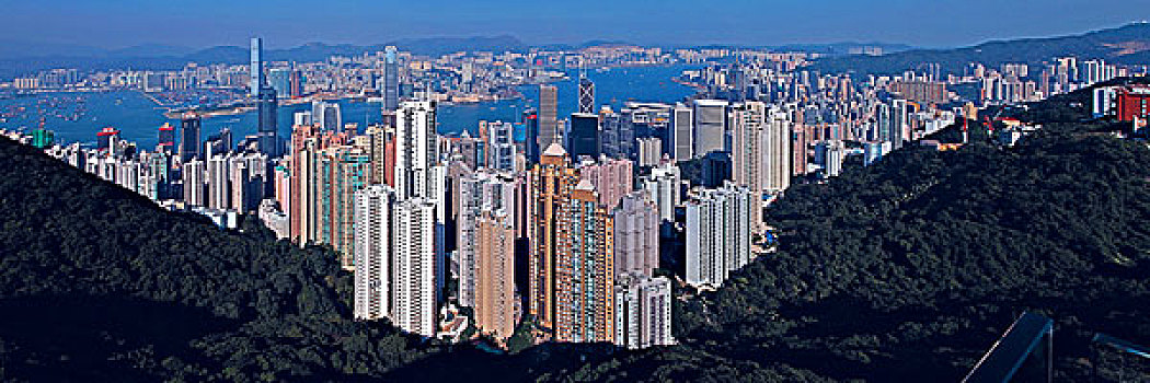 从香港太平山顶凌霄阁观景台俯瞰港岛摩天楼和维多利亚港湾