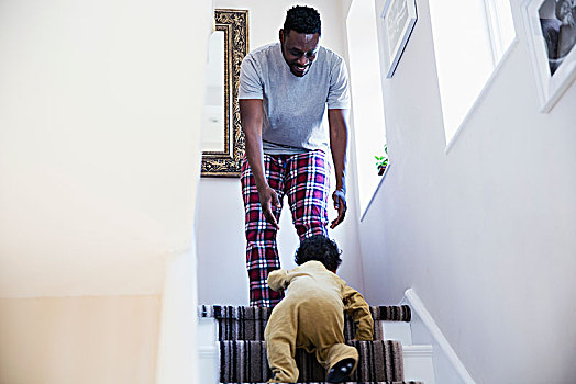 父亲,睡衣,看,婴儿,儿子,爬行,向上,楼梯