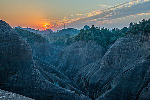 山,太阳,逆光,刺眼,线条,层次,驴友,旅行,地质公园,丹霞地貌,灌木,水潭,素材,质感,设计,细腻,纹理,树