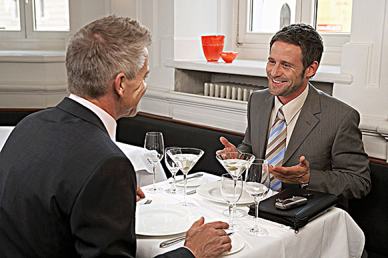 跟男人一起吃饭的照片图片