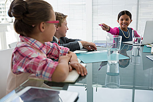 儿童,公司主管,互动,会议室