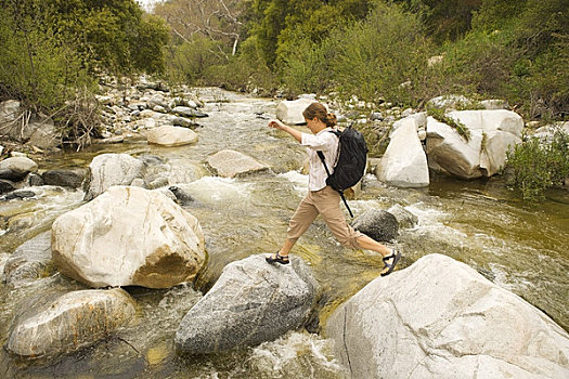 女人,跳跃,漂石,溪流,靠近,帕萨迪纳,加利福尼亚