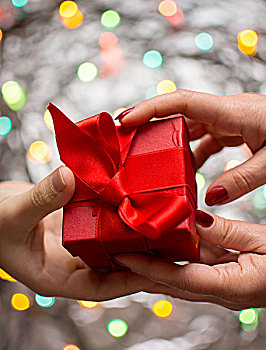 男子的手,礼品盒,红色,送礼物