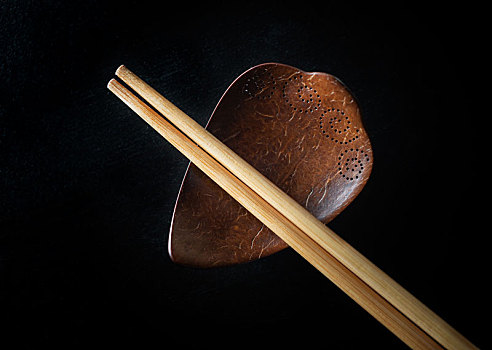 一双筷子黑色背景