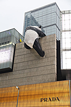 国际金融中心熊猫塑像