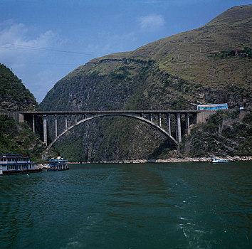 重庆巫山县长江上的公路桥