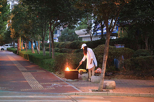 山东省日照市,移动式,银行,上岗十字路口,被市民称为祭祀神器