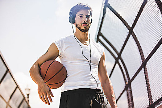 男青年,篮球手,走,步行桥,听,耳机