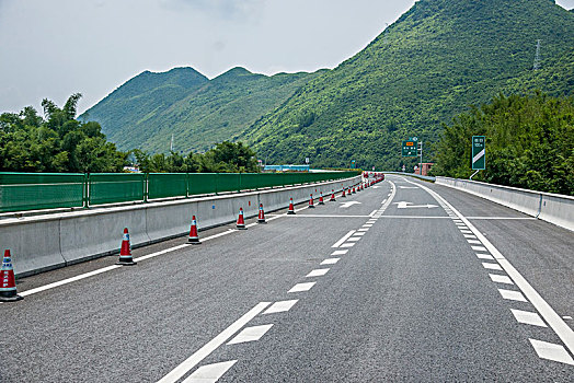 山谷中的高速公路下道路与并道标志