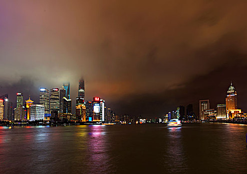 上海外滩夜景远眺东方明珠