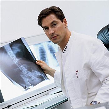 年轻,医生,诊断,x光照片,x光,骨盆,脊椎,书桌,坐,检查,医院