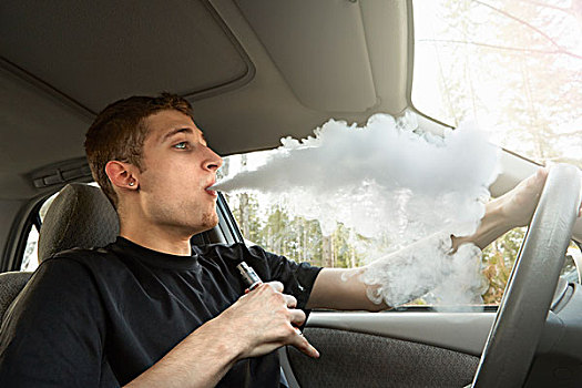 男青年,驾驶,汽车,吸烟