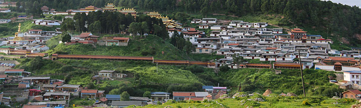 甘肃甘南藏族自治州,郎木寺镇风景如诗如画