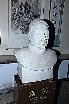 刘鹗雕像