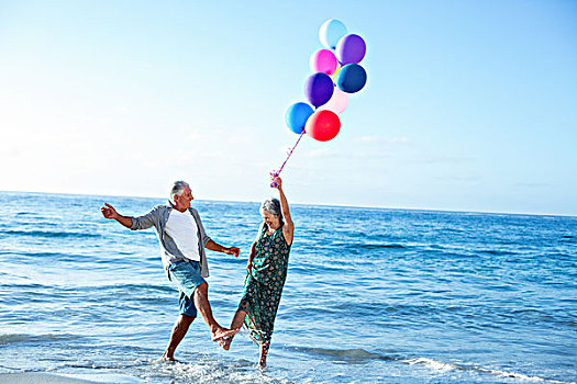 老年,夫妻,拿着,气球,海滩