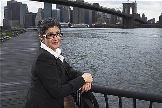 职业女性,布鲁克林大桥,纽约,美国