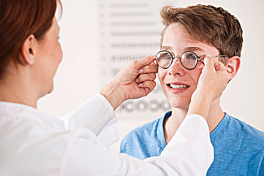 眼科医生,放,一对,眼镜,少男