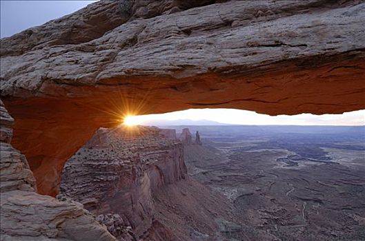 日落,方山石拱,峡谷地国家公园,犹他,美国