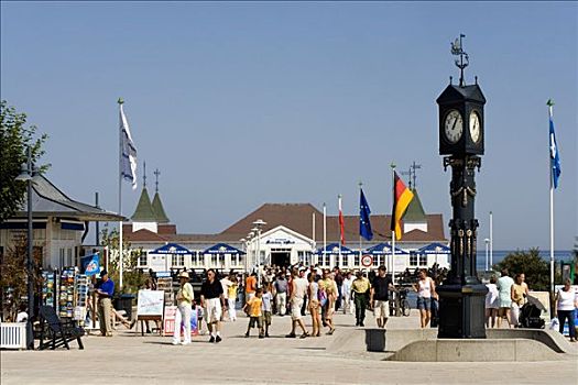 码头,人,阿尔贝克海滨,乌瑟多姆岛,波罗的海,梅克伦堡前波莫瑞州,德国,欧洲