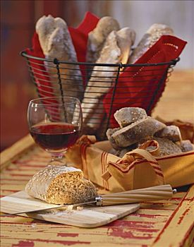 全麦,棍,面包板,篮子,红酒