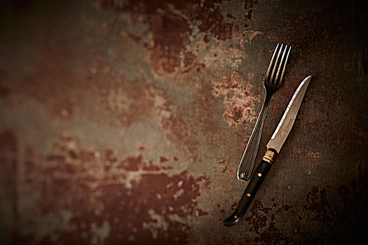 刀,褐色背景