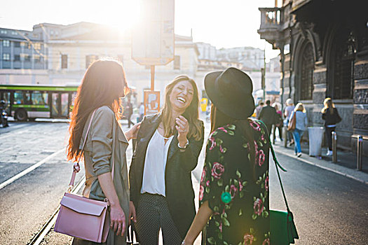 三个女人,年轻,交谈,笑,城市街道