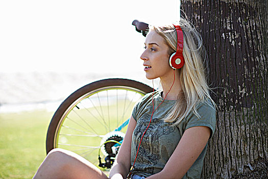 女性,骑车,坐,听,头戴式耳机,音乐,威尼斯海滩,洛杉矶,加利福尼亚,美国