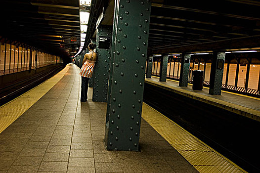 女孩,蓝色,牛仔裤,上面,橙色,白色,条纹,倚靠,金属,柱子,等待,地铁,空,车站,纽约,美国