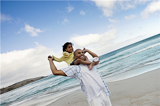 父亲,女儿,5-7岁,肩上,走,海滩,微笑,侧面视角,倾斜
