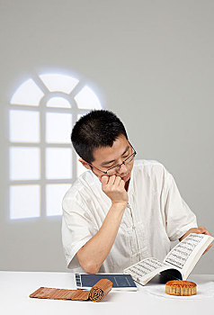 中国男子在读书