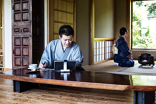 日本,男人,穿,和服,坐在地板上,传统,日式房屋,看,数码
