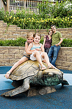 两个女孩,坐,上面,龟,雕塑,动物园